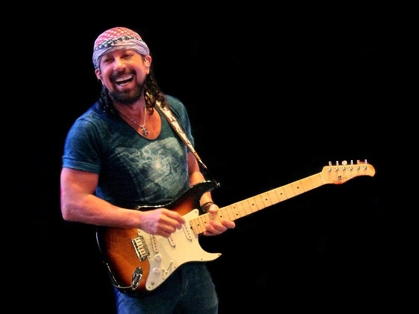 Ele disse que tem práticas diárias de corrida, ciclismo, musculação, pilates e tênis. 
“Cantar por seis horas em cima de um trio ou fazer três shows na mesma noite exige muito. O corpo precisa estar forte para aguentar”, afirmou 