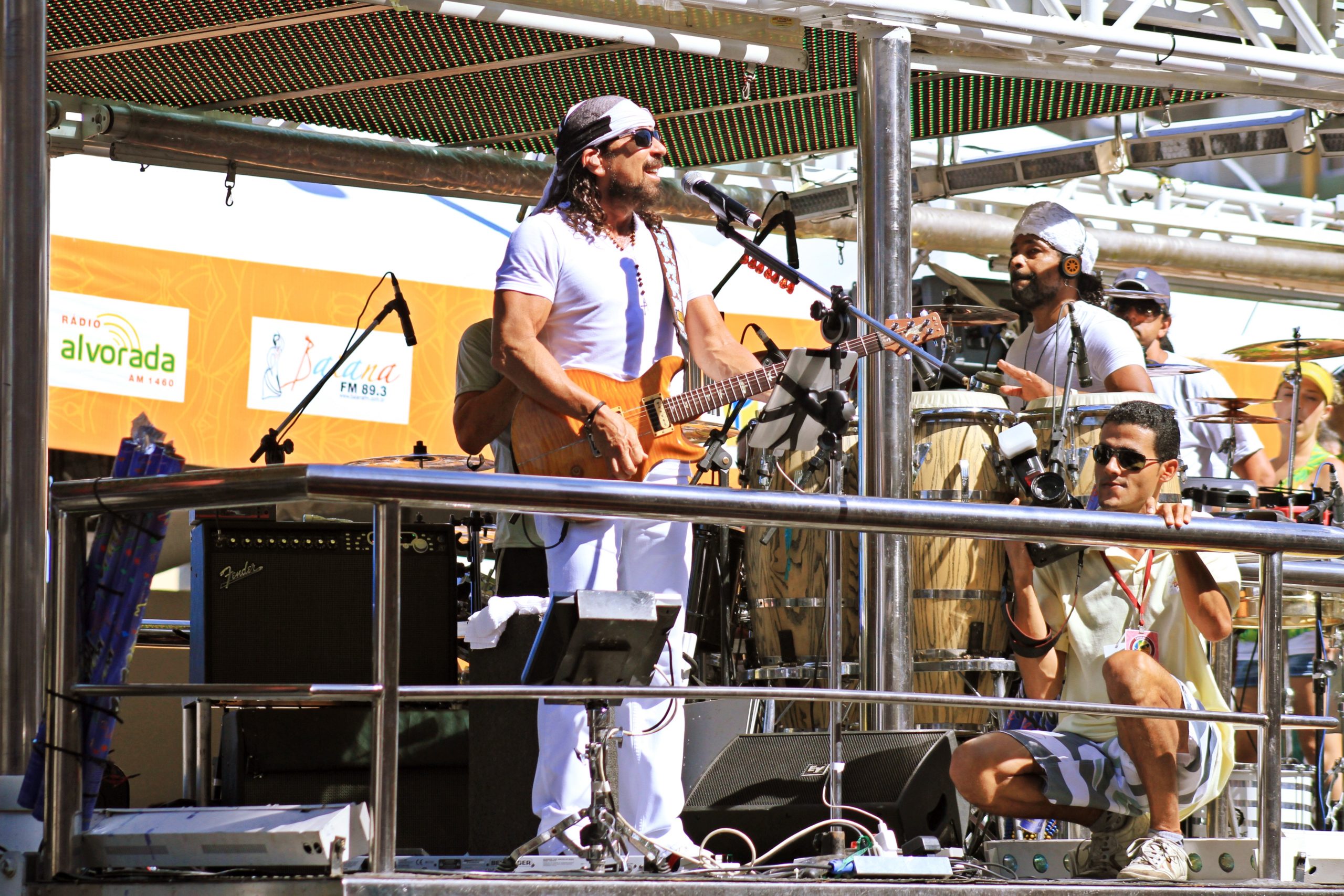 O Camaleão nasceu com a proposta de lançar um bloco alternativo que desfilasse no circuito Barra-Ondina. Bell, então, sugeriu que o nome fosse Nana Banana, e Pedrinho da Rocha criou a logomarca. O sucesso foi tão grande que o Nana Banana arrematou vários prêmios como, Melhor Bloco Alternativo, Melhor Abadá, etc.