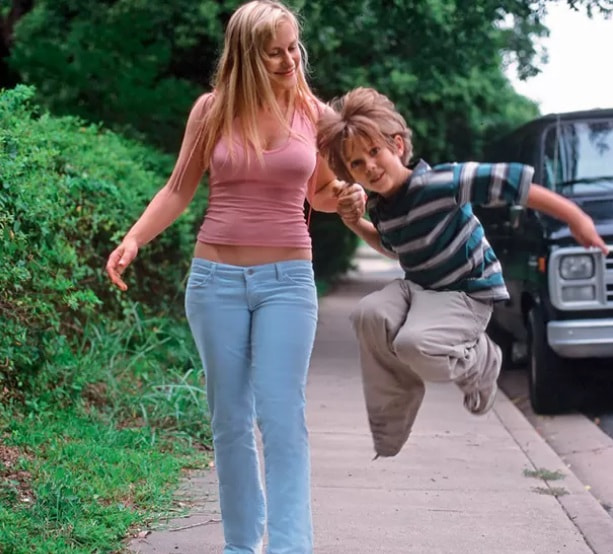 Boyhood: Da Infância à Juventude (2015)
Dirigido por Richard Linklater, estrelado por Ellar Coltrane, Patricia Arquette e Ethan Hawke.
Filmado ao longo de 12 anos, acompanha o crescimento de um garoto do Texas, capturando momentos cotidianos e transformações familiares.