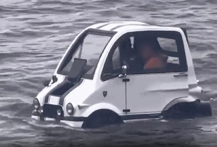 Em janeiro/25, um dos seus projetos já tinha viralizado nas redes sociais: um carro anfíbio, que chamou a atenção de moradores do litoral de São Vicente.