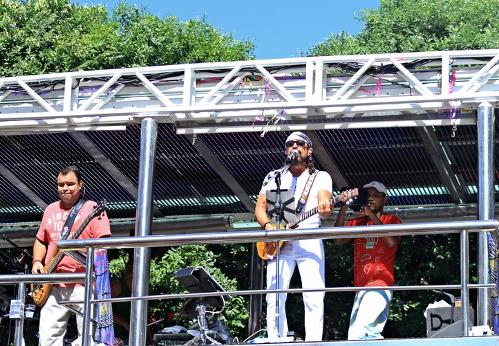 O Chiclete emplacou várias músicas como Intelecto, Janela x Janela, Macacos me mordam, Mude esse mundo, Que força é essa, Pedacinho do céu, Instrumental, Batuque do Cais, Menina do Cateretê, Essa mulher é minha, Meu cabelo duro é assim, Fazer amor, Delícia para ti e Chiclete Chopp.