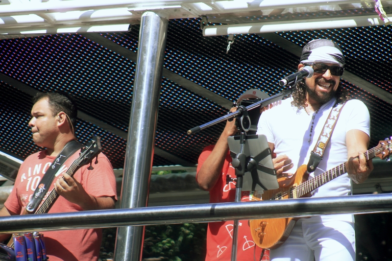 O Chiclete ultrapassou as fronteiras do Brasil e foi mostrar seu swing na França, Espanha, Alemanha, Holanda, Estados Unidos da América e Argentina, onde o 12º disco do grupo foi lançado, alcançando uma significativa vendagem.