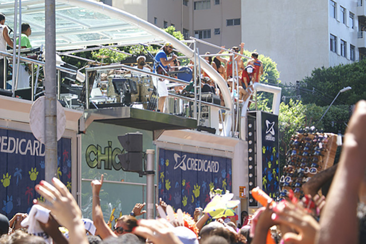 Ao romper as barreiras regionais, a banda recebeu o carinho de um grande nome da história da televisão no Brasil: Chacrinha. O grupo chegou a participar 23 vezes do programa do Velho Guerreiro, na TV Globo, nos anos 80. 