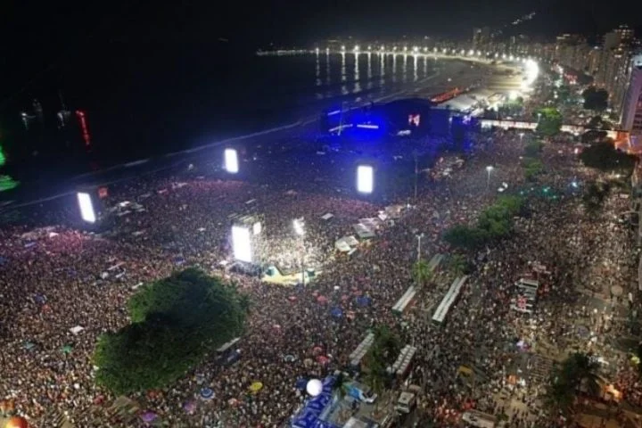 A estimativa da Prefeitura do Rio de Janeiro, baseada no estudo “Potenciais Impactos Econômicos do Show da Lady Gaga no Rio – 2025”, era de que o evento fosse atrair 1,6 milhão de pessoas, número similar ao de Madonna em 2024 (foto). Por isso, um esquema especial de segurança com mais de 5 mil agentes foi montado para proteger o público. 

