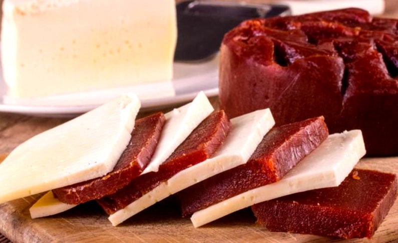 O nome popular da combinação entre queijo e goiabada faz alusão à clássica peça de William Shakespeare “Romeu e Julieta”, de 1597. O queijo teria relação com Romeu, e a goiabada representaria Julieta, que formaram o casal protagonista da obra.