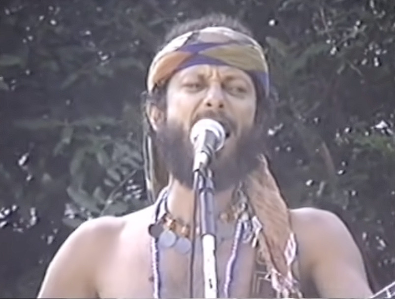 No Carnaval, começaram no bloco  Traz os Montes, voltado à garotada da Barra. Depois ficaram por 2 anos no Traz a massa, que era um bloco mais popular. Receberam então o convite do bloco Os internacionais, onde tocaram por 4 anos. Neste meio tempo apareceu a proposta tentadora do bloco Camaleão. 