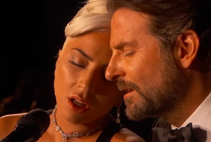 Contudo, foi em “Nasce Uma Estrela” (2018) que Lady Gaga se consagrou, protagonizando ao lado do também diretor Bradley Cooper o romance de muito sucesso, que lhe rendeu indicação ao Oscar de Melhor atriz. Mas foi a estatueta de Melhor Canção Original, Shallow, que a artista levou para casa.

