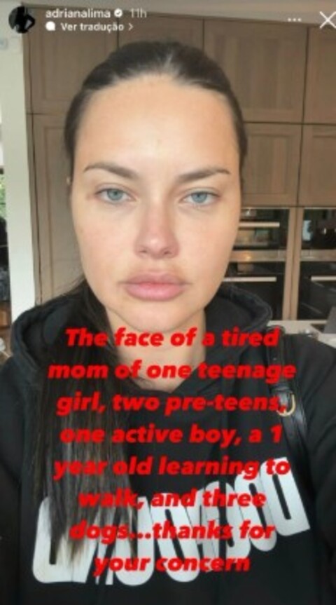 “Este é o rosto de uma mãe cansada de uma adolescente, dois pré-adolescentes, um menino ativo, uma criança de um ano aprendendo a andar e ainda três cachorros”, desabafou ela no Instagram, na ocasião.

