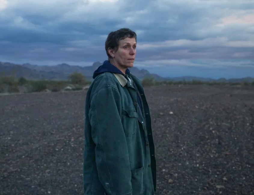 Nomadland (2021)
Dirigido por Chloé Zhao, estrelado por Frances McDormand, David Strathairn e Linda May.
Após perder tudo na Grande Recessão, uma mulher embarca em uma jornada pelos EUA como nômade moderna, encontrando comunidade e resiliência. 