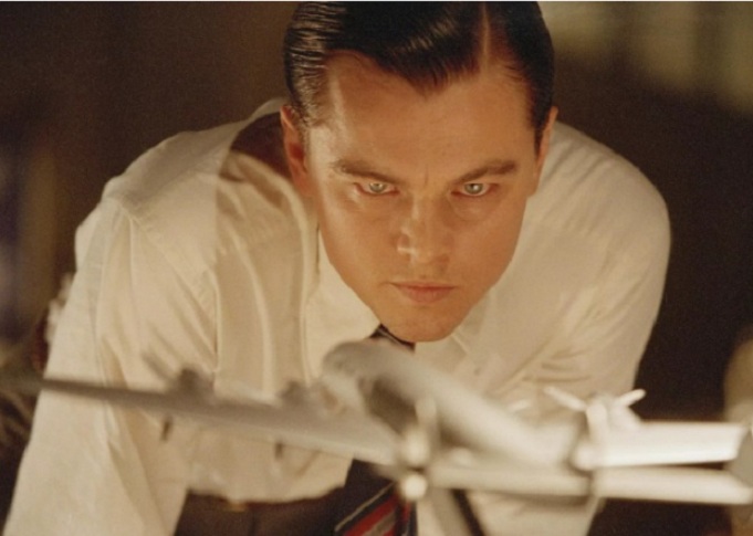 O Aviador (2005)
Dirigido por Martin Scorsese, estrelado por Leonardo DiCaprio, Cate Blanchett e Kate Beckinsale.
Biografia de Howard Hughes, explorando sua carreira na aviação, cinema e sua luta contra transtornos obsessivos. 