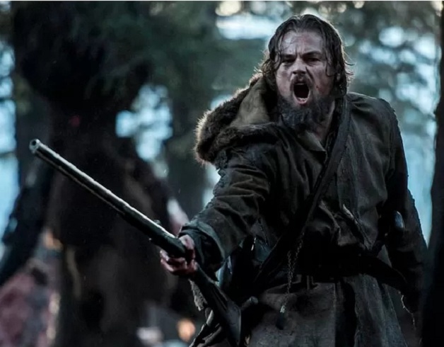 O Regresso (2016)
Dirigido por Alejandro González Iñárritu, estrelado por Leonardo DiCaprio, Tom Hardy e Domhnall Gleeson.
Após ser atacado por um urso e traído por seu companheiro, um caçador luta pela sobrevivência e busca por vingança no oeste americano. 