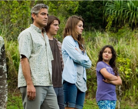 Os Descendentes (2012)
Dirigido por Alexander Payne, estrelado por George Clooney, Shailene Woodley e Amara Miller.
Um pai tenta se reconectar com as filhas após um acidente que deixou sua esposa em coma, enquanto enfrenta decisões sobre herança familiar no Havaí.