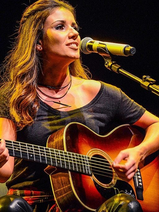 Mas foi com o álbum Pássaro de Fogo, lançado em 2009, que a sertaneja alcançou projeção nacional. Desde então, ela lançou vários álbuns e conquistou prêmios, incluindo o Grammy Latino.