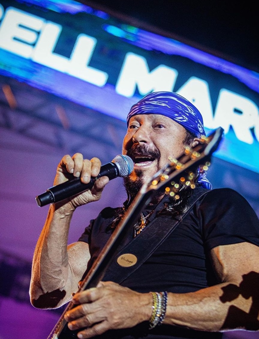 A primeira atuação de Bell Marques em cima de um trio elétrico aconteceu em 1979, tocando no bloco Traz os Montes, no Trio Tapajós. Entre 1980 e 2014, o Chiclete com Banana vendeu 8 milhões de álbuns no país.