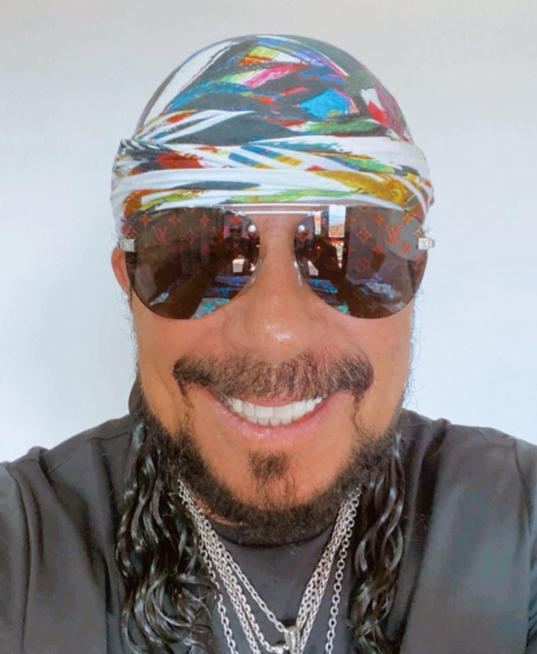 Washington Bell Marques da Silva nasceu em Salvador, no dia 5 de setembro de 1952. Além de cantor, é compositor, produtor musical e multi-instrumentista. Começou a sacudir o público e os carnavais como vocalista da banda Chiclete com Banana. 