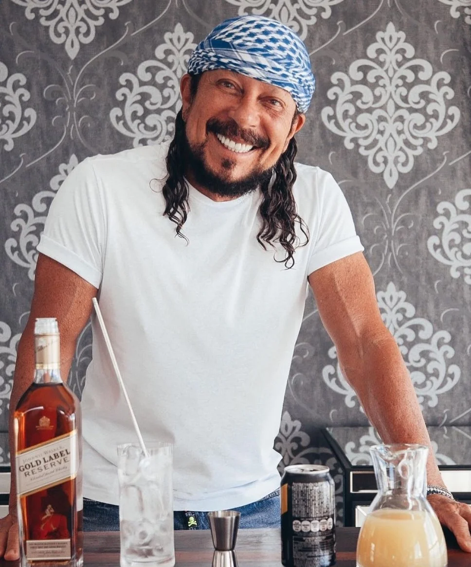 A maratona envolve  os blocos Bloco da Quinta, Vumbora e Camaleão. E o cantor demonstra uma energia e vitalidade que causam admiração até por causa de sua idade.