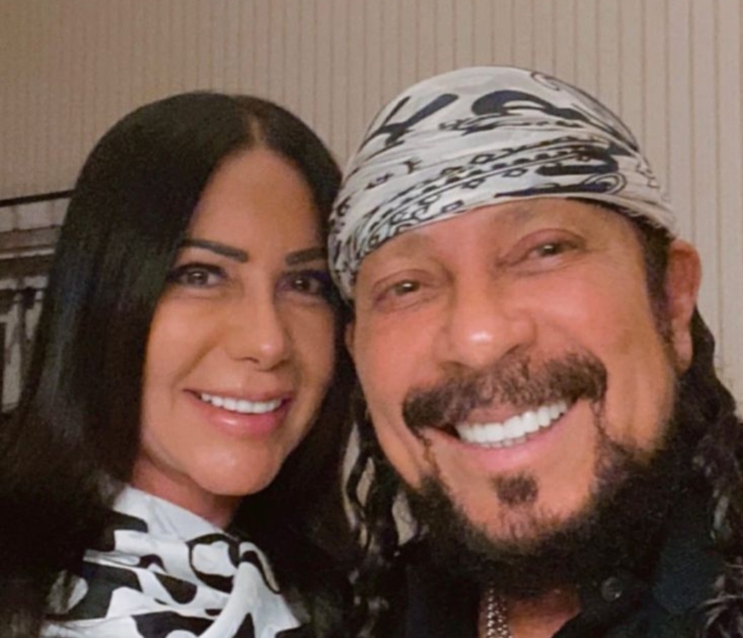 Desse grupo, já faziam parte Bell (à época tecladista), Rey (à época guitarrista), Missinho, Rubinho Gramacho, Waltinho Magarão (à época baterista), Wadinho (à época guitarrista). Denny e Cacik Jonne se juntaram mais tarde aos demais integrantes.