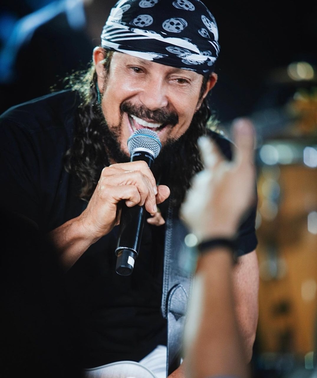 No ano seguinte, o engenheiro de som Wilson Silva (irmão de Bell e Wadinho) sugeriu e pôs em prática uma ideia revolucionária. Fechar toda a lateral do Trio com caixas de som e usar equipamentos de potência transistorizada, passando todos os músicos a tocarem na parte superior do trio.