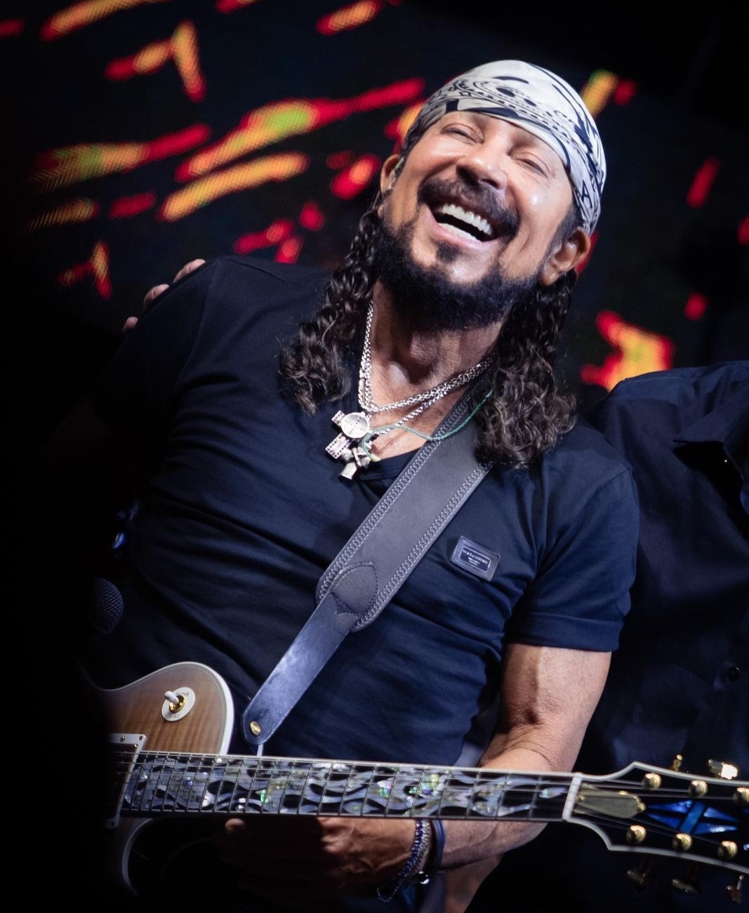 Lançaram o primeiro álbum, intitulado 'Traz os Montes' e iniciaram a carreira em Salvador. Na sequência, gravaram o 2º LP, Estação das Cores, já com o selo Continental. As músicas mais executadas foram Meu balão e Estação das Cores 