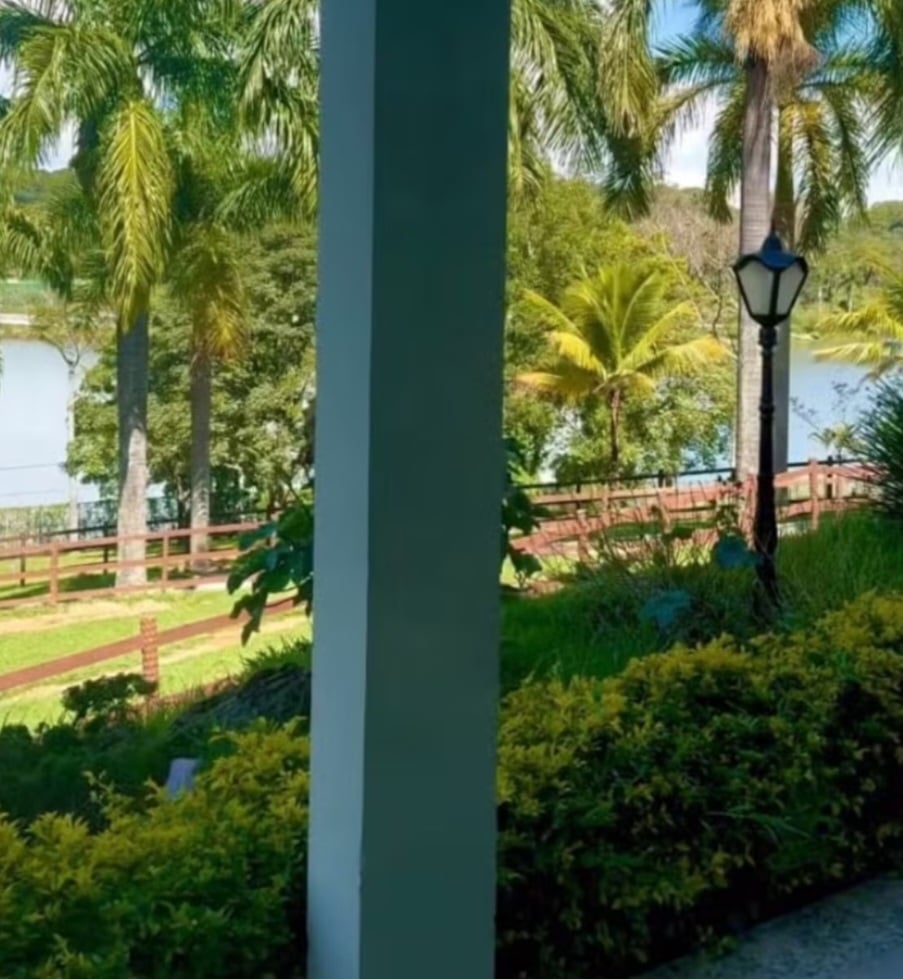 A fazenda tem uma lagoa que pode ser vista de alguns ambientes da mansão. Um lugar para contemplação. Paula diz que se sente energizada em meio à natureza.