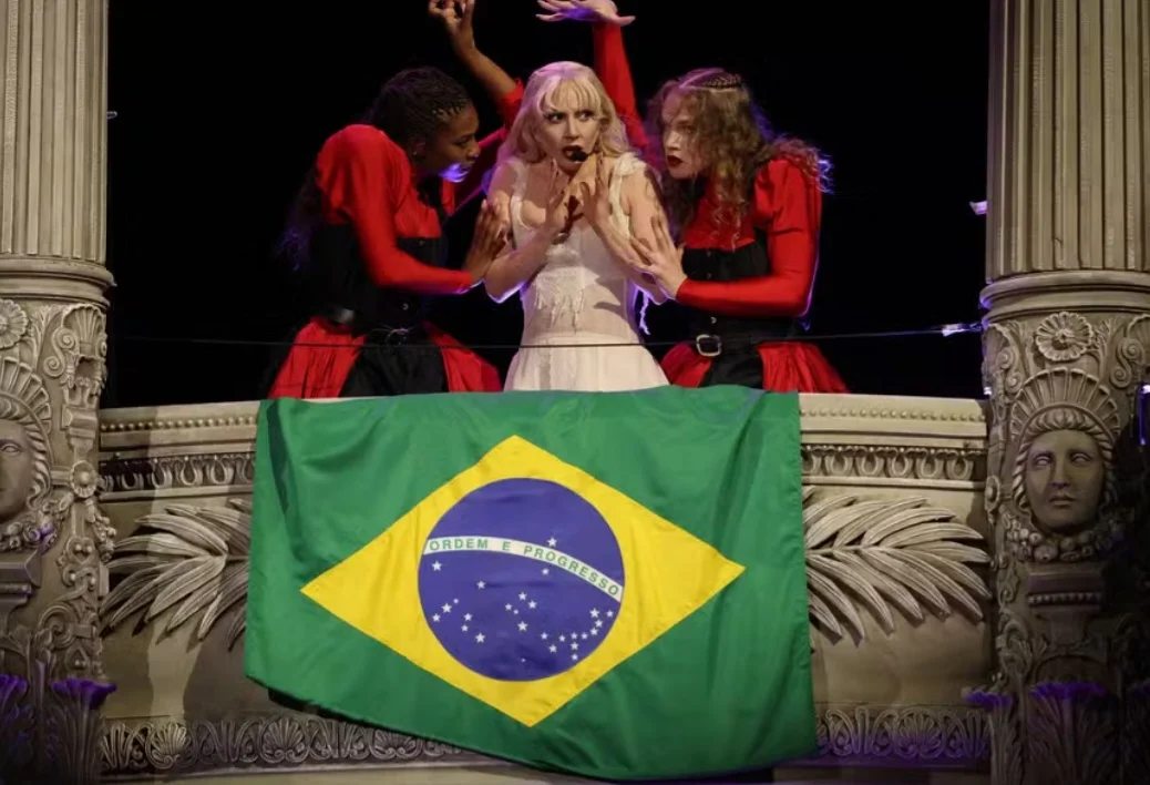 O show de Lady Gaga na praia de Copacabana, no dia 03/05, foi registrado oficialmente no Livros dos Recordes, o Guinness Book. 
