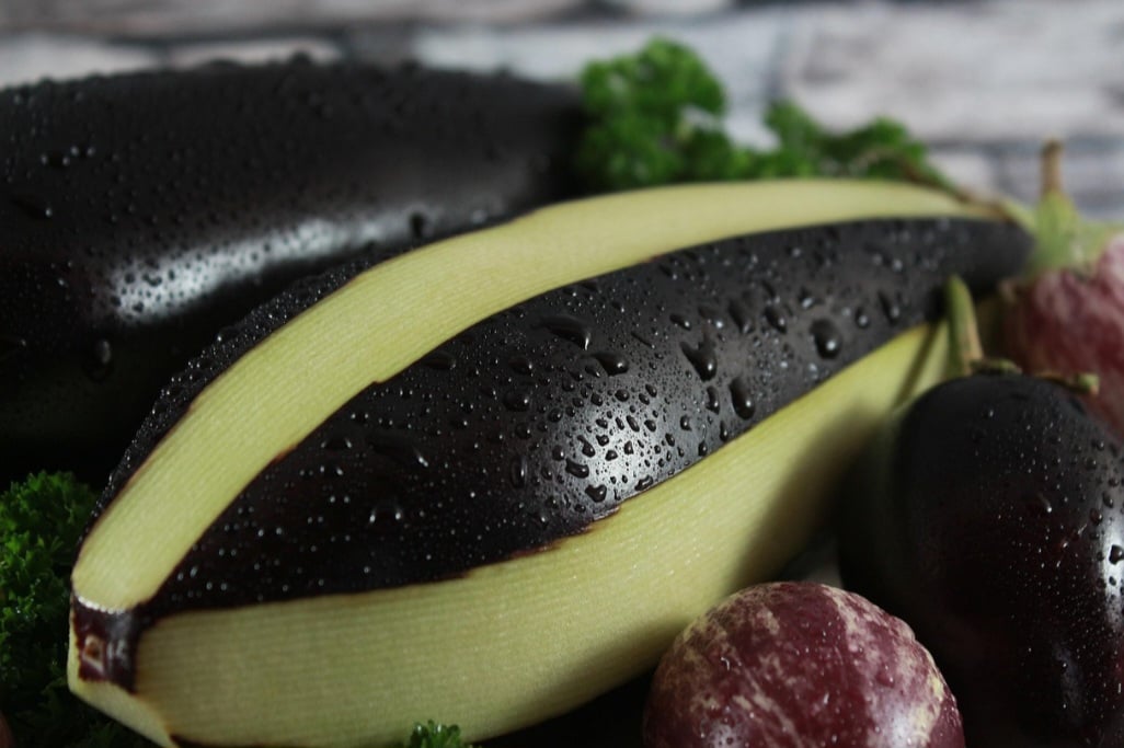 Devido ao seu baixo teor calórico e alto teor de fibras, a berinjela pode ajudar na sensação de saciedade e no controle do peso. 