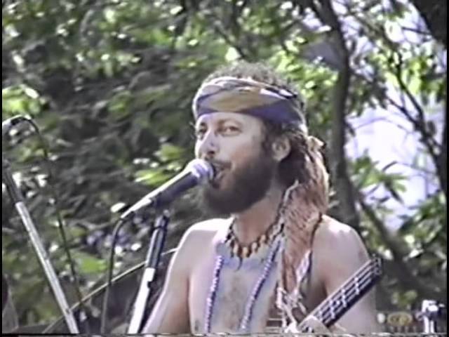 Era a oportunidade de tocar para um público diferente. Firmaram, então, contrato com o Camaleão. É interessante enfatizar que em todos os blocos que a banda Chiclete com Banana passou como contratada fez grandes amigos e recebe visitas dos seus diretores, sempre mantendo um ótimo relacionamento com eles.