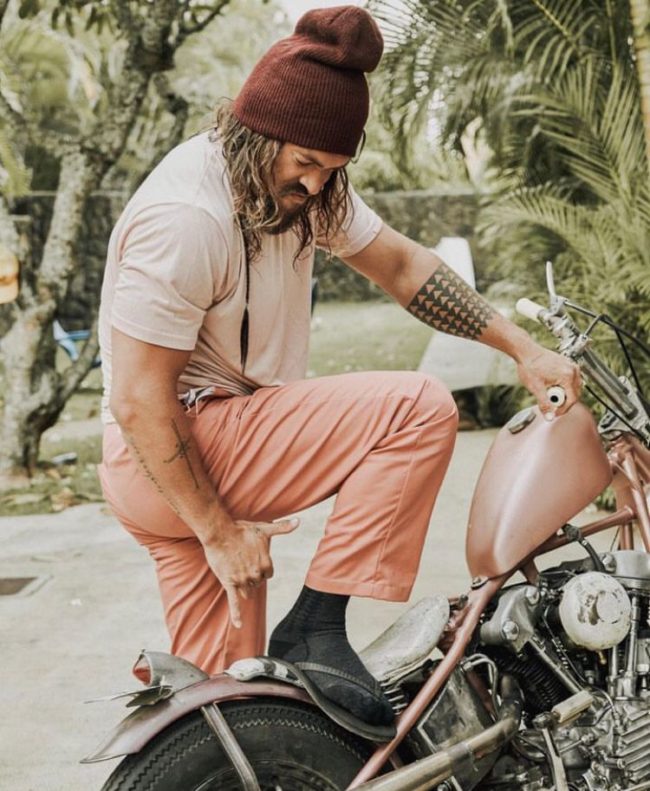 Além de seu trabalho na frente das câmeras, Momoa também é conhecido por seu espírito aventureiro. O ator é um notório fã de carros e motocicletas.

