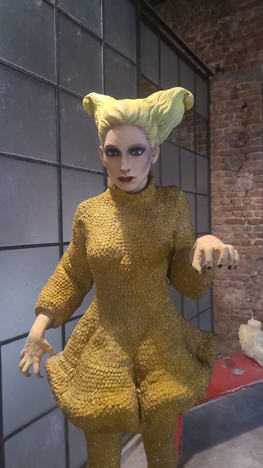 Por ocasião do megashow, um bar em Ipanema, famoso bairros da cidade, expôs uma escultura da cantora feita pelo artista plástico André Fampa. A escultura mostra Gaga com um dos seus figurinos mais icônicos: o que ela usou no videoclipe Bad Romance, assinado pelo estilista Alexander McQueen. 


