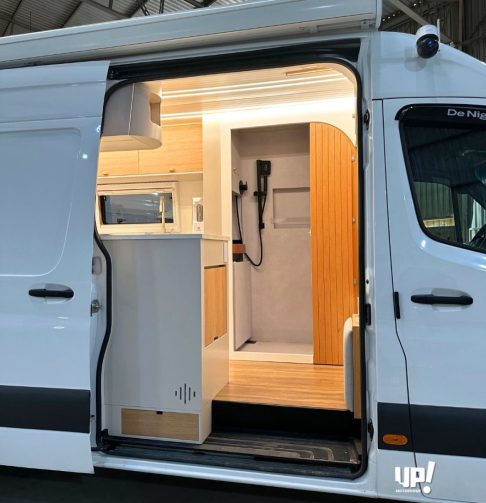 A empresa utiliza furgões como base (Mercedes-Benz Sprinter ou Ford Transit), com preços a partir de R$ 265 mil, oferecendo sistemas completos, isolamento térmico e eletrodomésticos. 