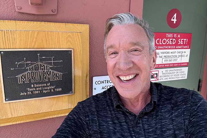 “Home Improvement” teve oito temporadas - entre 1991 e 1999 - e rendeu a Tim Allen o Globo de Ouro de 1995 na categoria Melhor Ator em Série de TV - Comédia ou Musical. 
