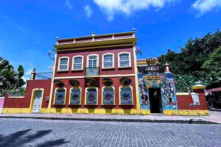 Além do legado histórico, hoje conta com excelente infraestrutura em gastronomia e hospedagem, tornando-se também referência culinária da Região Metropolitana do Recife. Uma cidade que inspira, como inspirou Frans Post há mais de 350 anos.