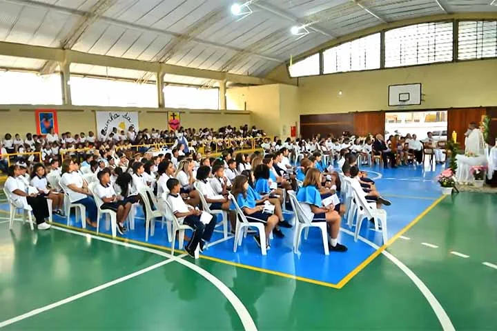 A Candelária é administrada por uma associação católica, a Irmandade do Santíssimo Sacramento, que atua em duas escolas para 500 crianças carentes e ainda dá assistência a centenas de pessoas idosas. 
