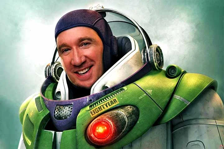 Allen é famoso especialmente pelo trabalhos em séries de sucesso da ABC e na dublagem de Buzzy Lightyear na franquia de animação “Toy Story”. Conheça a seguir a sua trajetória!
