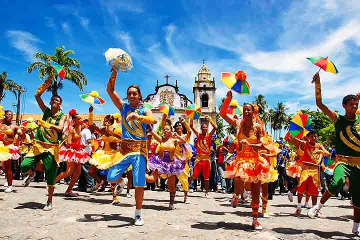 Olinda é um destino que mescla história, arte e celebração da vida. Roteiro obrigatório para turistas nacionais e estrangeiros, encanta por sua arquitetura colonial, sua herança cultural vibrante e sua atmosfera única.