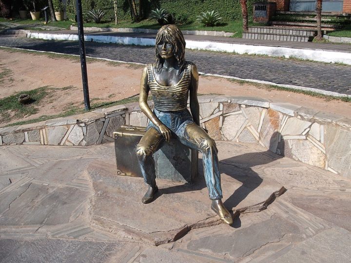 Uma estátua de Brigitte Bardot fica na Orla Bardot, que também tem esse nome em homenagem à francesa, em Búzios, na Região dos Lagos (RJ). A escultura em bronze foi instalada em 1999, para lembrar a visita da atriz à cidade, e se tornou um dos principais pontos turísticos. 