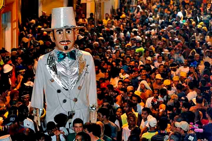Colorido, democrático e vibrante, o Carnaval de Olinda é uma das festas populares mais marcantes do Brasil. Com blocos de rua, maracatus, frevo e os famosos bonecos gigantes, a cidade se transforma em um grande palco cultural a céu aberto.