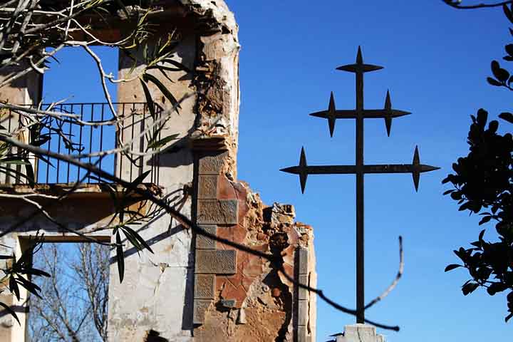 Cruz Patriarcal – Semelhante à Cruz de Lorena, tem duas barras horizontais e é usada por patriarcas da Igreja Ortodoxa. Simboliza a autoridade e a tradição cristã oriental.