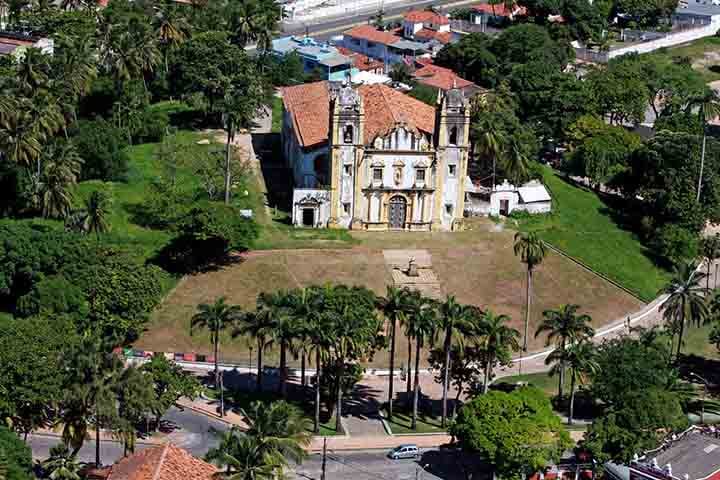 É um ponto de encontro de moradores e turistas, frequentemente animado por apresentações culturais, feiras de artesanato e rodas de capoeira.
