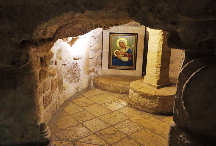 LEITE DA VIRGEM MARIA - Frascos contendo o chamado Leite da Virgem Maria eram venerados durante a Idade Média. A mais famosa relíquia está em Belém, na Gruta do Leite, um local de peregrinação importante que reforça a humanidade de Cristo e a figura maternal de Maria.

