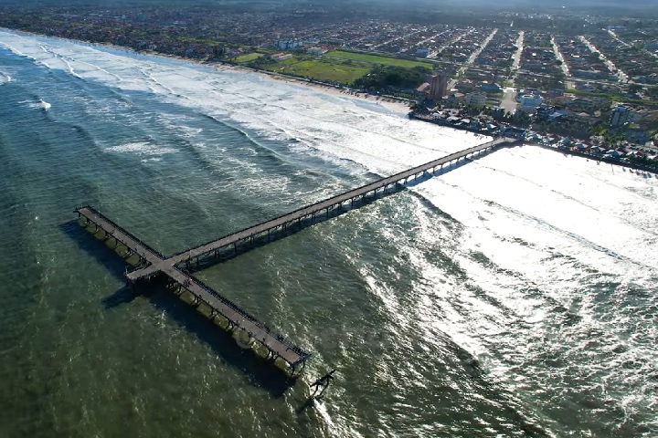 O local é propício para caminhadas e atividades ao ar livre. A foz do rio Mongaguá deságua na praia, criando um cenário pitoresco e atraindo pescadores locais.