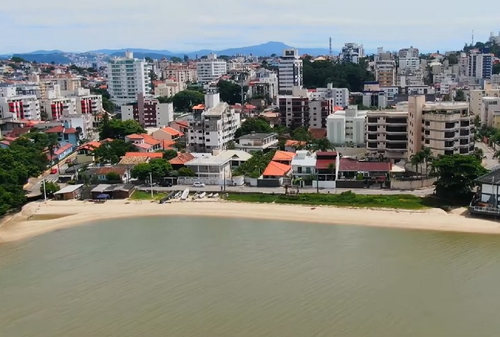 Em 2023, a praia passou por um processo de revitalização, que incluiu a instalação de decks com guarda-corpo metálico, bancos de madeira, lixeiras e faixas elevadas para pedestres, melhorando a acessibilidade e o conforto dos visitantes. 