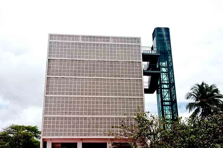 Um dos atrativos modernos de Olinda é o Elevador Panorâmico, instalado próximo ao Alto da Sé. Ele conecta pontos altos e baixos da cidade, facilitando o acesso para visitantes e moradores.