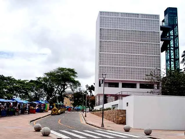 Além da praticidade, o elevador oferece uma bela vista do Centro Histórico e do mar, sendo um bom local para fotos e para apreciar a paisagem sem o esforço das ladeiras.