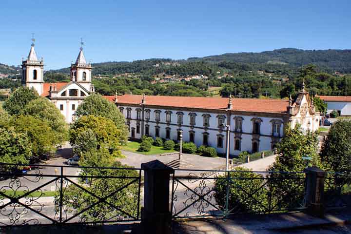 O local também abriga uma escola de canto gregoriano e mantém a tradição beneditina de oração, silêncio e estudo. É um espaço de paz e beleza rara, aberto à visitação.