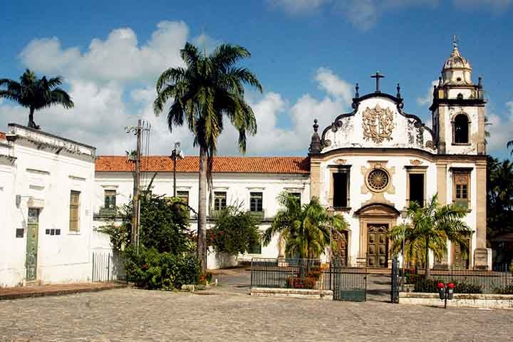 Fundado em 1599, o Mosteiro de São Bento é um dos principais tesouros arquitetônicos de Olinda. A igreja anexa possui um dos altares mais ricos do Brasil, inteiramente folheado a ouro.