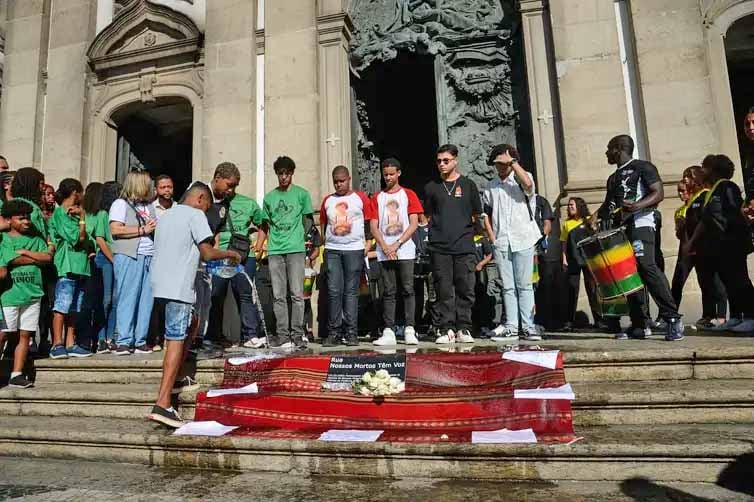 Na ocasião, oito meninos e adolescentes que dormiam na região foram assassinados. Dois policiais militares e um ex-policial foram condenados pelo massacre. 

