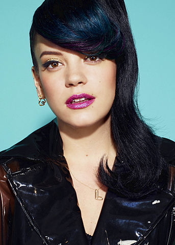A cantora inglesa Lily Allen é um desses casos. Ela fez hipnoterapia para deixar de ter problemas de peso. As dietas não davam certo e Lily decidiu fazer hipnose para ter a sensação de saciedade com menor quantidade de alimentos. Mas aí também deixou de beber e de fumar com o tratamento. 
