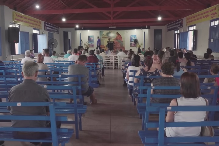 A doutrina espírita moldou a identidade da região, influenciando a vida comunitária e atraindo visitantes em busca de atendimentos espirituais.