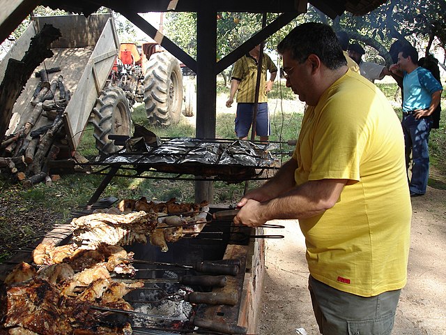 O churrasco também pode ser um momento de confraternização entre parentes e amigos. Um encontro para bate-papo e para degustar o churrasco com arroz, legumes e molho a campanha. 